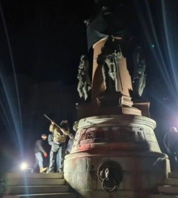 В Одесі демонтували пам&#039;ятники Катерині II та Суворову, відео