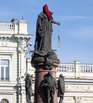В Одессе снесли памятник Екатерине II
