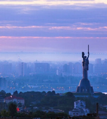 Вибухи в Києві: уламки збитої ракети потрапили в будівлю