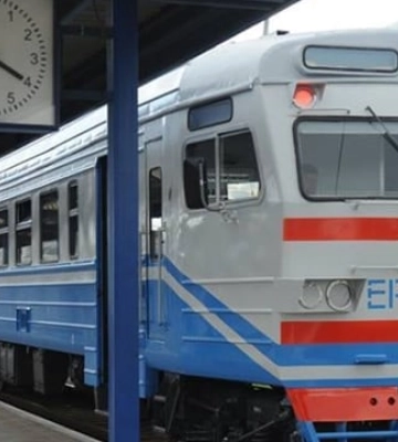 У Києві уламки ракет впали на залізничну колію: електрички з Дарниці до вокзалу пустять в об&#039;їзд