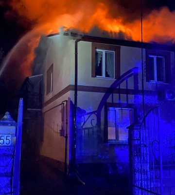 У Рівному більше чотирьох годин гасили пожежу в будинку — є травмований