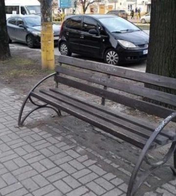 Вздовж всього проспекту в Запоріжжі встановили нові лави та урни - фото