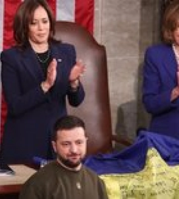 Зеленский передал Конгрессу флаг из Бахмута, ему подарили флаг США – фото