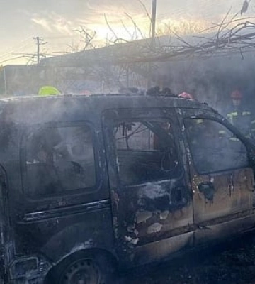 В Кривом Роге горел гараж с автомобилем внутри