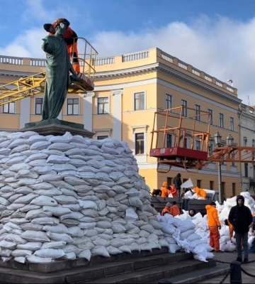 Символ Одеси помили та переклали новими мішками,- ФОТО