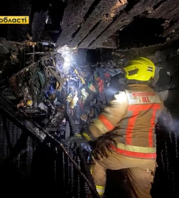 У Рівному горів приватний житловий будинок - 5 людей евакуювали, один чоловік отримав опіки (ВІДЕО)
