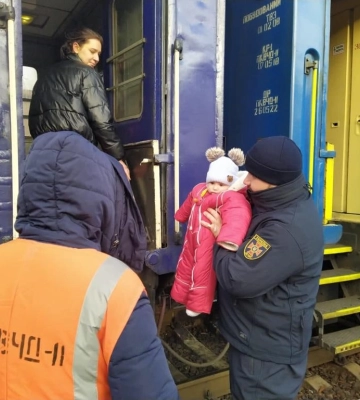 Рятувальники Донеччини надають допомогу населенню під час евакуації