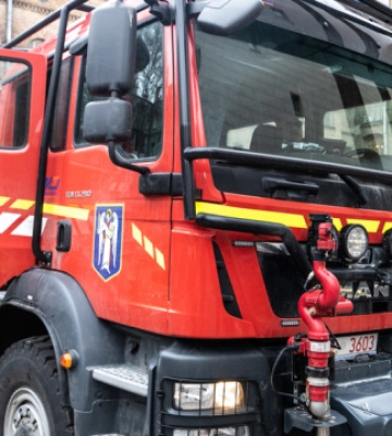 Київ отримав від іноземних партнерів сучасний пожежний автомобіль
