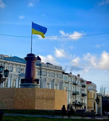 «Минус один фейк». Оксана Забужко поздравила Одессу с демонтажем памятника Екатерине II