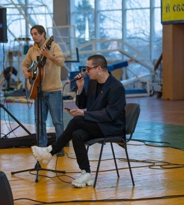 В автомобіль в&#039;їхав бус. MELOVIN потрапив в аварію