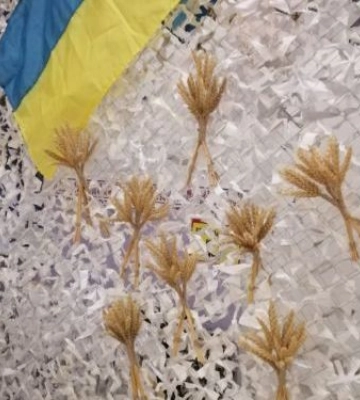 Запорізькі волонтери вкладають у маскувальні сітки оберіг для військових