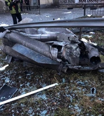 Нічна атака безпілотниками: зруйновано адмінбудівлю у Києві