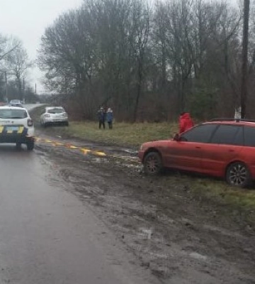 Краснопільські поліцейські допомогли водію автомобіля, що застряг в багнюці