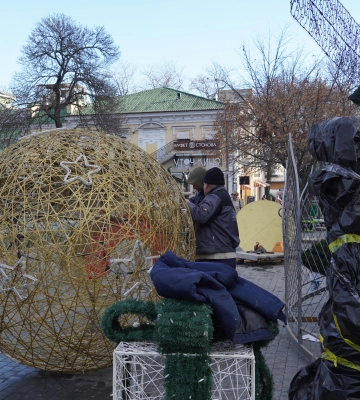 На Дерибасовской украшают новогоднюю елку 
