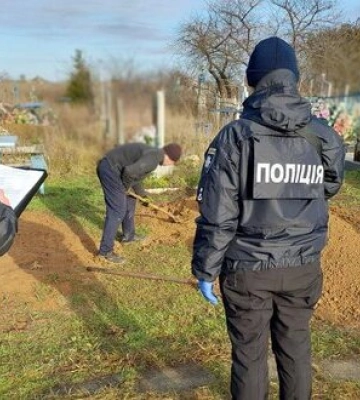 На Херсонщині ексгумували тіло жінки, яку військові РФ розстріляли на власному подвір’ї під час окупації, - Офіс Генпрокурора.&amp;hellip;