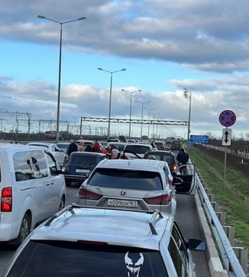 Возле Крымского моста образовались километровые пробки