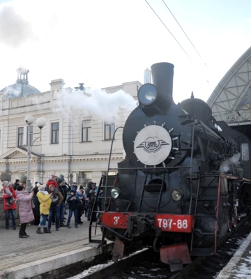 Сюрприз до зимових свят: у Львові курсуватиме казковий ретро-поїзд (ФОТО)