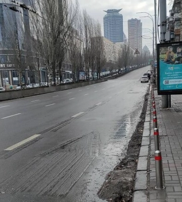 На бульварі Лесі Українки ліквідували автобусну смугу заради парковки
