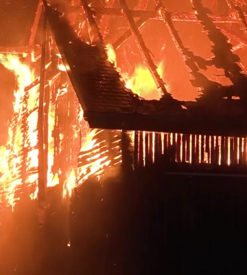 Вночі на Закарпатті горів житловий будинок: вогонь приборкували дві одиниці техніки ДСНС