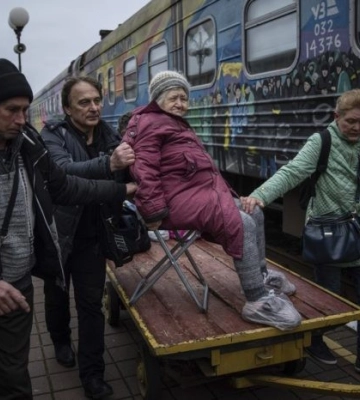 З Херсонщини евакуювали вже понад 500 маломобільних осіб