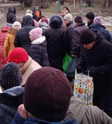 У захопленому Маріуполі люди з ранку займають черги за гарячою їжею
