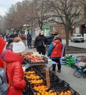 На &quot;стометрівці&quot; біля популярного запорізького ринку незаконно торгували мандаринами та ковбасою - фото