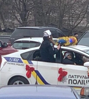 В Днепре по улицам ездят новогодние полицейские (видео)