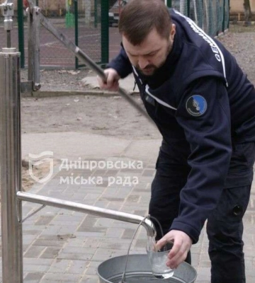 Готовят город к возможному блэкауту. В Днепре устанавливают колонки на недавно созданных скважинах