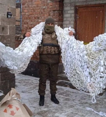 Під Новий рік тисячну маскувальну сітку для фронту виготовили полтавські «Невтомні бабусі»