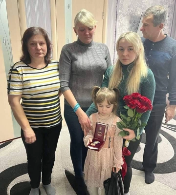 Маленька донька отримала нагороду свого тата, який загинув, захищаючи від рашистів Маріуполь
