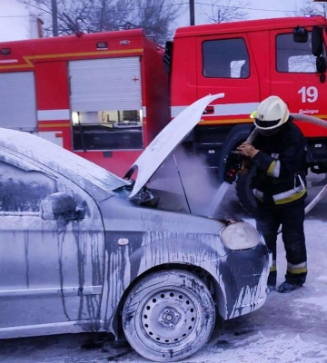 У Дніпрі на проспекті Богдана Хмельницького спалахнув легковик