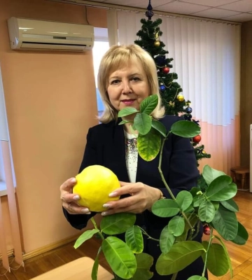 На Волині співробітниця ДСНС виростила з насінини лимона-велетня. Фото