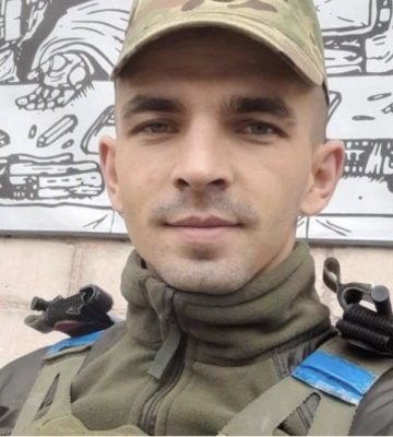 Молодой боец «Азова» усыновляет детей, потерявших родителей после взрыва мины