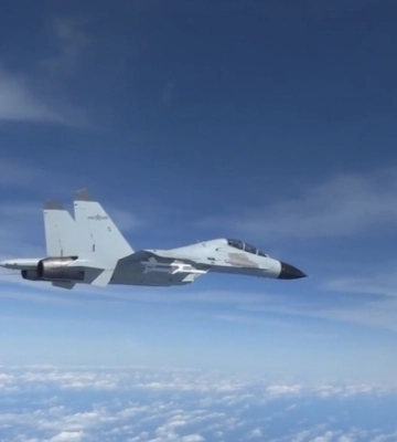 Китайский истребитель J-11 выполнил опасный манёвр и чуть не столкнулся с американским военным самолётом RC-135 Rivet Joint