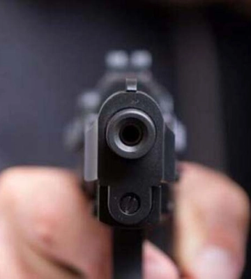Посварилися через собаку: В Одесі чоловік вистрелив незнайомцю в обличчя