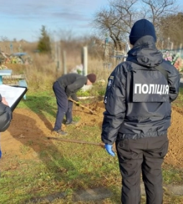 На Херсонщині ексгумували тіло жінки, вбитої росіянами на власному подвір&#039;ї