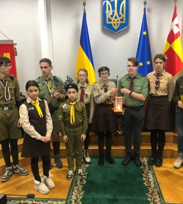 Пластуни завітали до Луцькради з Вифлеємським вогнем миру. Фото