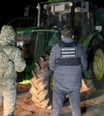 На Закарпатті затримали чоловіків на тракторі, яких підозрюють у переправленні сигарет в Угорщину
