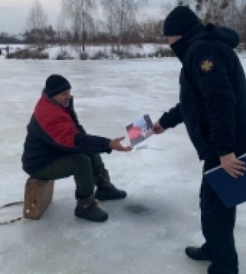 Вараський район: любителям зимової риболовлі нагадали правила безпеки на льоду