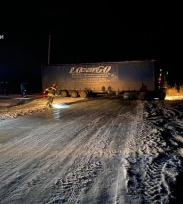 Автобус, &quot;швидка&quot;, тягач та авто електриків: волинські рятувальники за добу відбуксирували п&#039;ять автомобілів