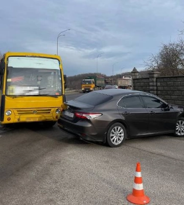 Маршрутка неподалік Рівного підбила легковик