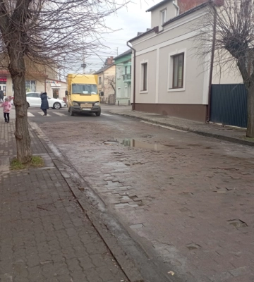 &quot;Нові льодові майданчики&quot;: у двох районах Чернівців три тижні витікає вода