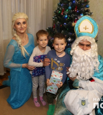 До дітей запорізьких правоохоронців завітав Святий Миколай із подарунками — фото, відео