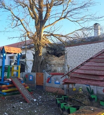 Враг накрыл массированным огнем Чернобаевку — повреждены спортзал, детсад и амбулатория.