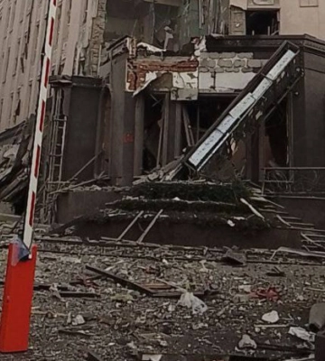 Вибухи у Києві: з’явилося відео зруйнованого ракетою готелю