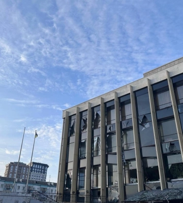 Рашисти вдарили по готелю у Києві (, )