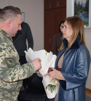 На Закарпатті дружині загиблого прикордонника вручили державну нагороду