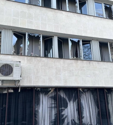 Летіли шибки від ударів  ракет: у Києві внаслідок обстрілу пошкоджено &quot;Палац Україна&quot;