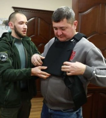 Працівникам комунальних служб громад Запорізької області, що потерпають від обстрілів, видали бронежилети