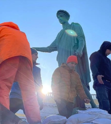 В Одесі влаштували новорічне прибирання пам’ятника